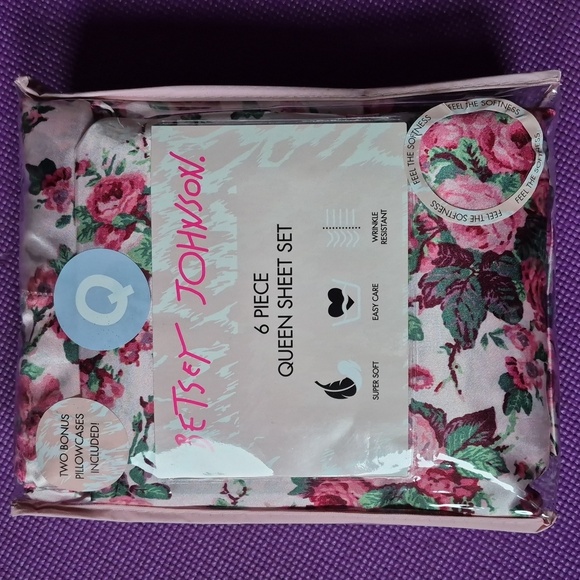 Betsey Johnson Other - Betsey Johnson Cream and Pink Floral Queen Bed Sheet Set
